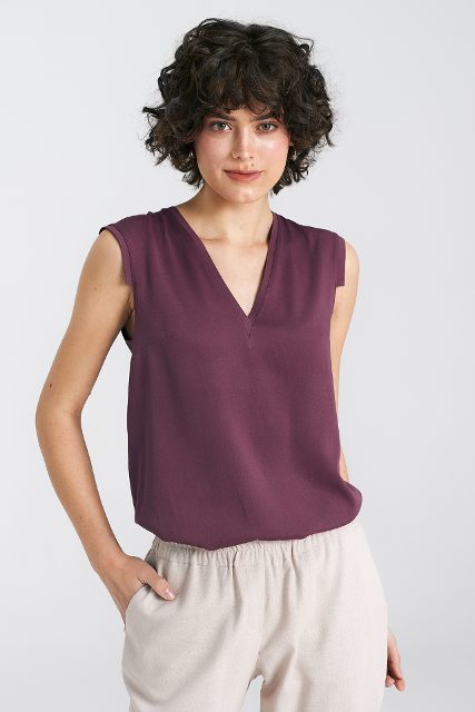 Nife mouwloze blouse met V-hals – pruim