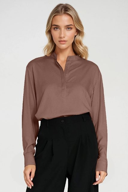 Nife viscose poloblouse met opstaande kraag – mocca