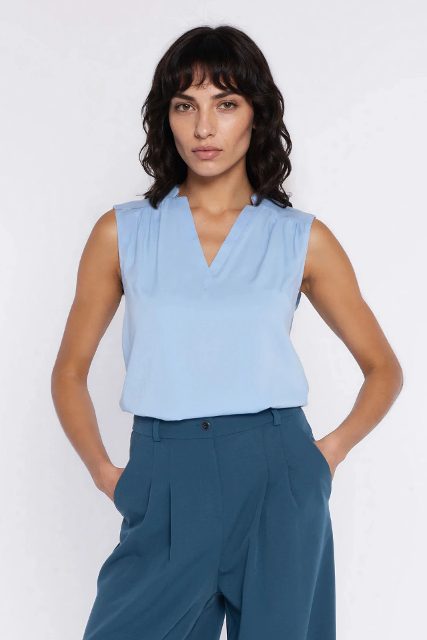 Nife blouse met V-hals – lichtblauw