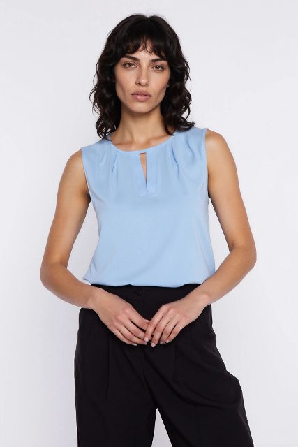 Nife blouse met sierhals – lichtblauw