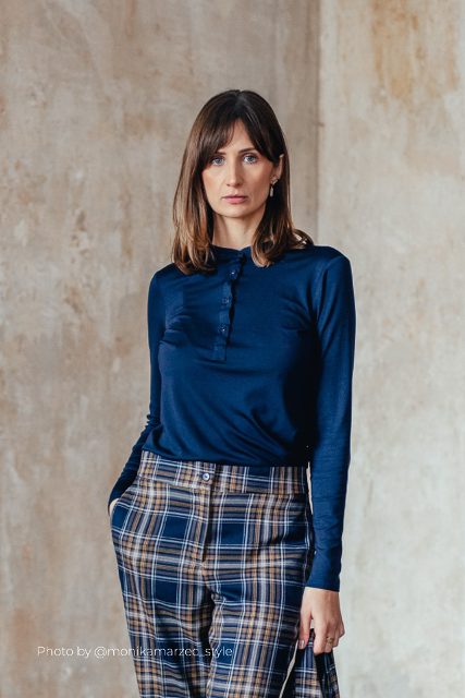 Nife poloblouse met staande kraag – marineblauw