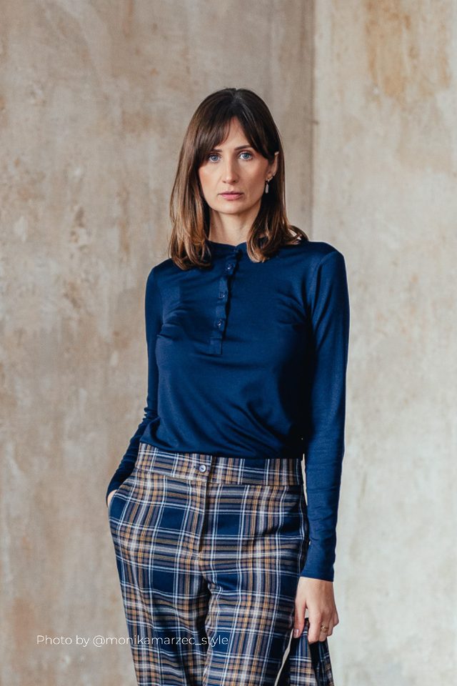 Nife poloblouse met staande kraag – marineblauw