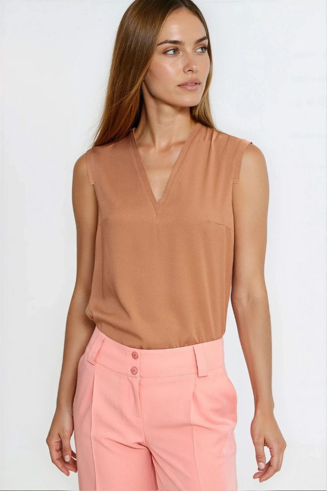 Nife mouwloze blouse met V-hals – karamel