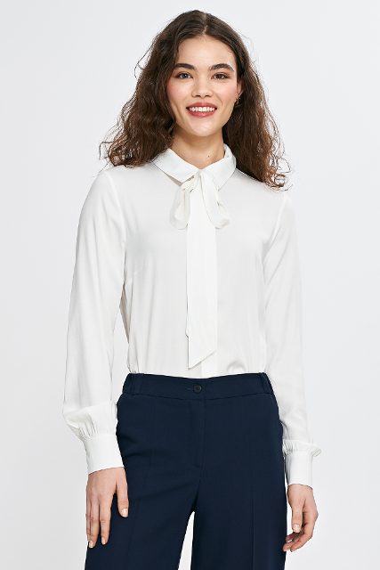 Nife blouse met strikceintuur – ecru